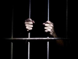 Polémica: preso de noche, libre de día