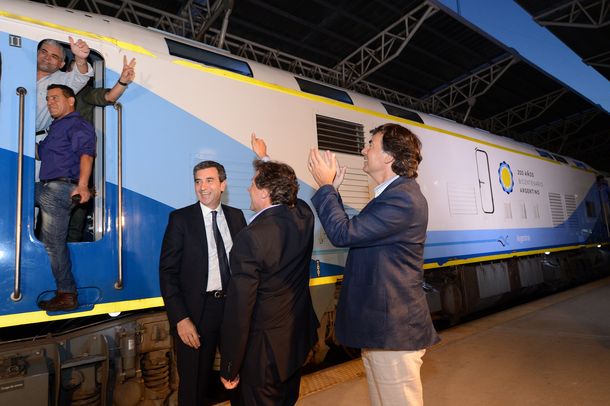 Randazzo recibió en Mar del Plata al primer tren 0 kilómetro de la temporada