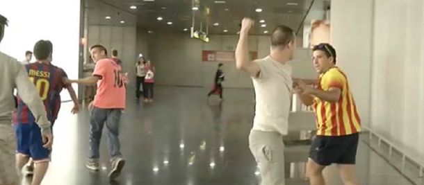 En Europa sí pasa: hinchas del Real Madrid agreden a los del Barcelona