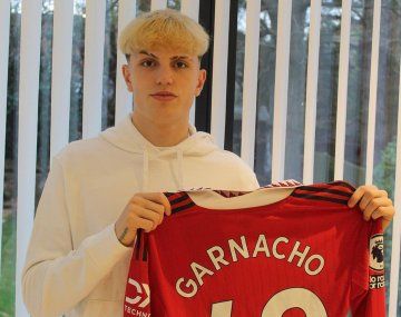 Alejandro Garnacho renovó su contrato con Manchester United