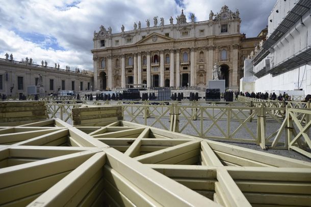 Lorenzetti, Alfonsín y Caló asistirán a la asunción del Papa