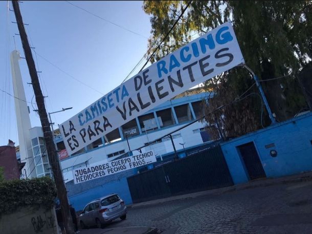 Aparecieron pasacalles contra Copetti y el plantel de Racing: Los cobardes no hacen la historia