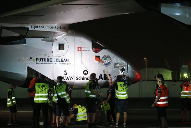 El avión Solar Impulse II completa la vuelta al mundo
