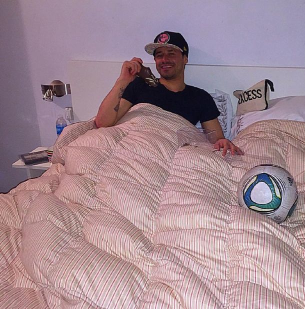 A la cama con Mora: el uruguayo se relaja tras la obtención de la Copa