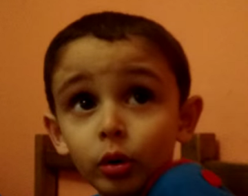 Besó a una chica y su esposa se enojó