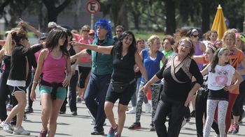 a pleno sol, una multitud recibio la primavera a pleno sol, una multitud recibio la primavera