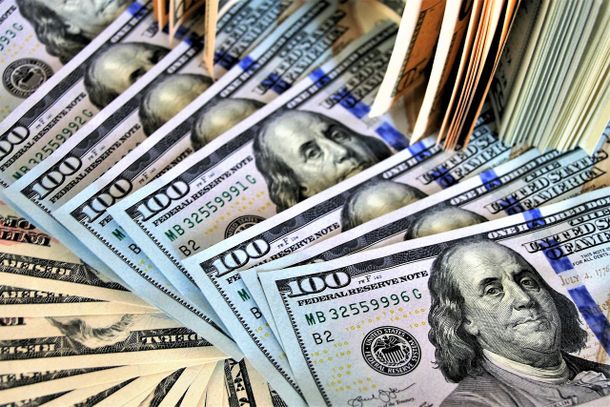 Tanto el dólar como los rendimientos de los bonos estadounidenses subieron