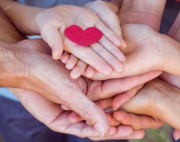 Autorizaron a una pareja poliamorosa a inscribir a un bebé con dos papás y una mamá