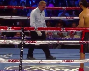 A un boxeador se le cayó el celular en plena pelea