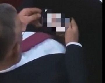 Renunció diputado que miraba porno en plena sesión