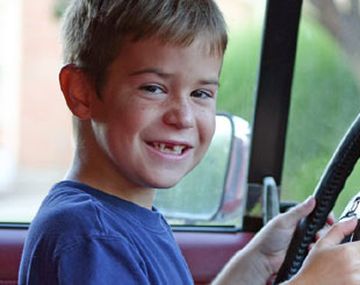 La abuela hace manejar al nieto de 10 años porque estaba borracha