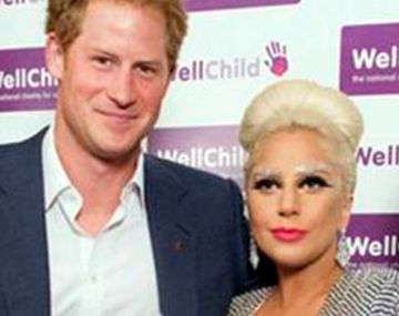 Infraganti: el príncipe Harry le miró el escote a la cantante Lady Gaga