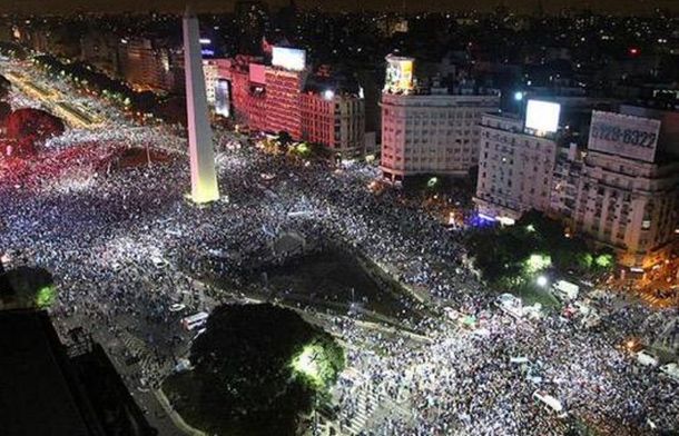 La vuelta olímpica y los festejos de los hinchas de River en el Obelisco
