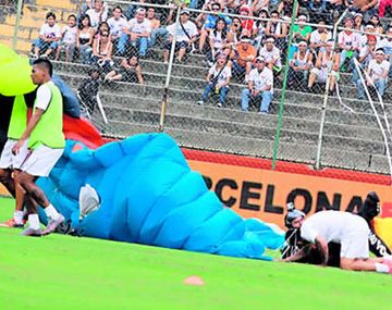 Un paracaidista aterrizó arriba de un argentino en Ecuador