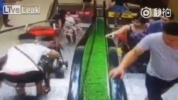 video: una madre pierde de las manos el carrito del bebe en una escalera mecanica video: una madre pierde de las manos el carrito del bebe en una escalera mecanica