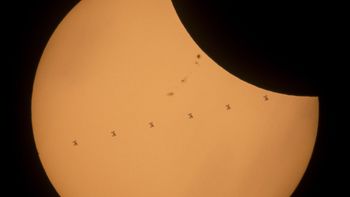 video: asi vieron los astronautas el eclipse solar desde el espacio video: asi vieron los astronautas el eclipse solar desde el espacio