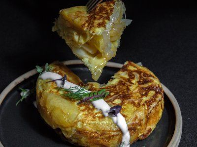 Bodegón en Buenos Aires con alma de potrero: el restaurante que ofrece una tortilla gigante