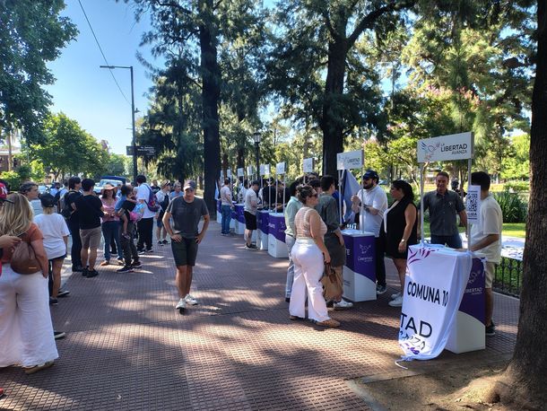 Poca gente en la afiliación a La Libertad Avanza, en simultáneo con la multitudinaria Marcha LGBT