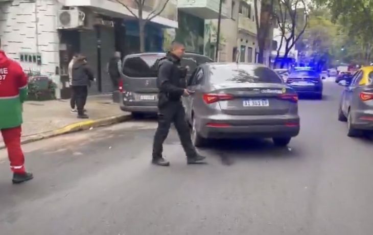 Un auto terminó incrustado dentro de la estructura de un ex banco, en la intersección de las avenidas Scalabrini Ortiz y Santa Fe. Un auto terminó incrustado dentro de la estructura de un ex banco, en la intersección de las avenidas Scalabrini Ortiz y Santa Fe.