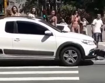 Miró por demás a un grupo de chicas en bikini y chocó