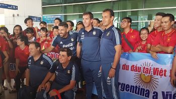 Úbeda posa junto a sus colaboradores tras la bienvenida de los locales