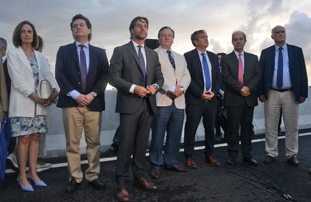 Luis Lacalle Pou y los integrantes de su Gabinete en la inauguración del viaducto del puerto de Montevideo. (Foto: Gobierno del Uruguay)