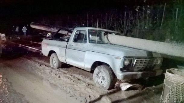 De película: un caño atravesó de punta a punta su camioneta y se salvó de milagro