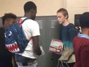 Se burlaban de él por vestirse igual todos los días y sus compañeros le regalaron ropa