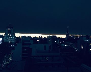 La Luna tapó al Sol a las 17.40 y así se vio la Ciudad de Buenos Aires: completamente oscura.