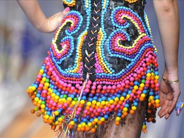 Un vestido de novia de cáscaras de cebolla deslumbró en un desfile