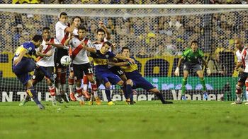 ¿barovero pudo evitar el gol de tiro libre de riquelme?
