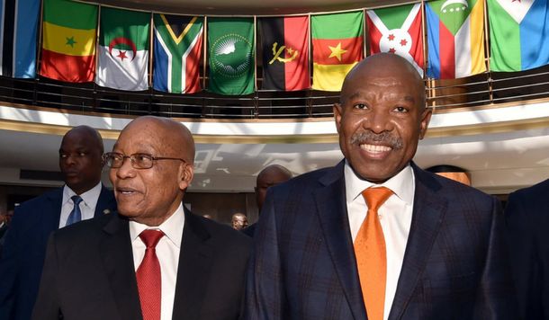 Lesetja Kganyago (derecha) en una foto de 2017 junto al entonces presidente Jacob Zuma