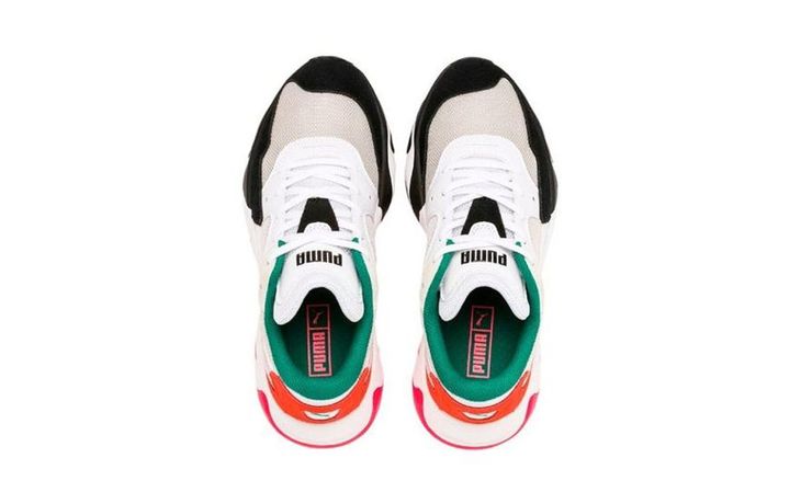 Polémica mundial por unas zapatillas que se parecen a Hitler