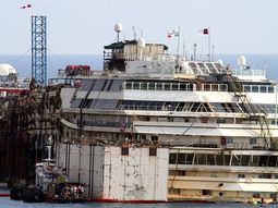 Reflotaron el Costa Concordia y lo trasladan a desguace