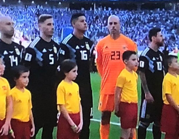 Wilfredo Caballero dio la nota durante el himno argentino en Moscú