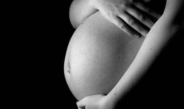 China: Embarazada tendrá que escoger entre el aborto o el empleo de su esposo