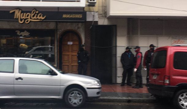 Flores: un delincuente de 65 a&ntilde;os muri&oacute; de un infarto cuando intent&oacute; robar una zapater&iacute;a