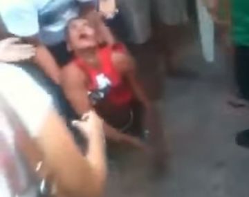 Robó una cadenita, trató de tragársela y murió