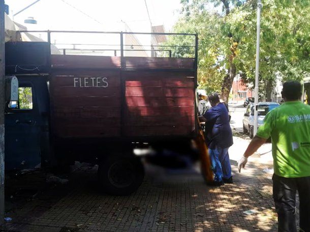 Video: se descompensó mientras manejaba un flete y murió al incrustarse en una casa