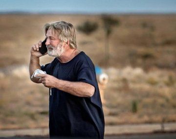 Alec Baldwin mató por accidente a la directora de fotografía de su film
