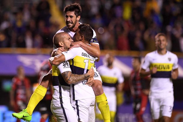 El festejo de los jugadores de Boca tras el gol de Benedetto