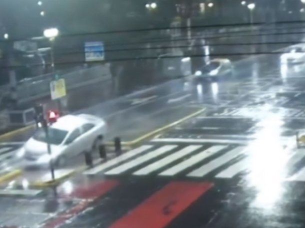 Video: un conductor alcoholizado chocó contra el Metrobus de Flores