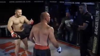 Un peleador de MMA le pegó al árbitro Un peleador de MMA le pegó al árbitro