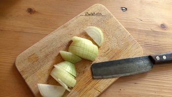 Truco casero: la clave de envolver una cebolla en papel film Truco casero: la clave de envolver una cebolla en papel film