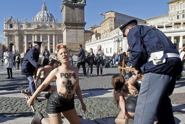 Una provocativa protesta feminista en el Vaticano generó un escándalo