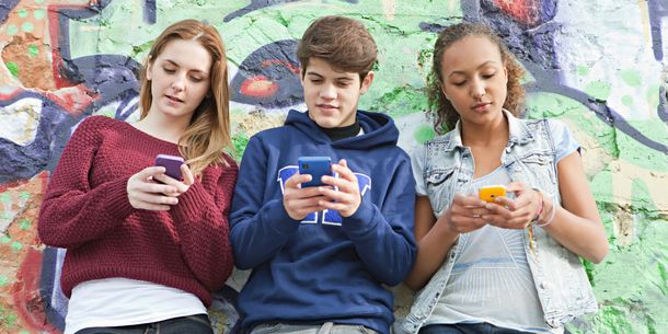 Siete de cada diez adolescentes argentinos están todo el día conectados a internet