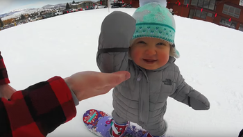 Mirá a una beba de un año hacer snowboard Mirá a una beba de un año hacer snowboard