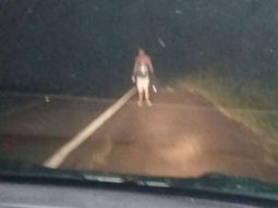 Así estaba el hombre pidiendo ayuda en la ruta