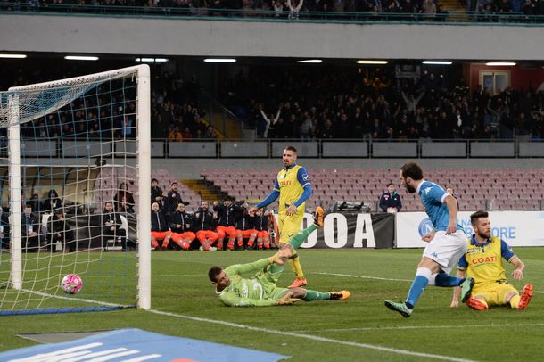 Higuaín volvió a convertir y el Nápoli alcanzó a Juventus en la cima del torneo