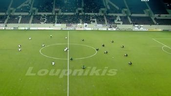 historico: 22 jugadores sentados en pleno partido para protestar por los refugiados historico: 22 jugadores sentados en pleno partido para protestar por los refugiados